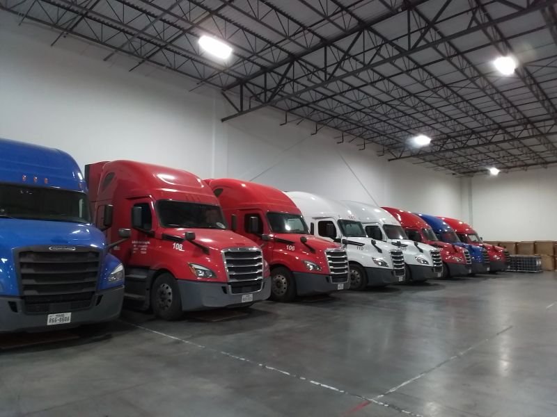 Camiones en almacén Chronos MX — Houston, Texas
